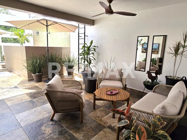 Luces de la ciudad junto al mar