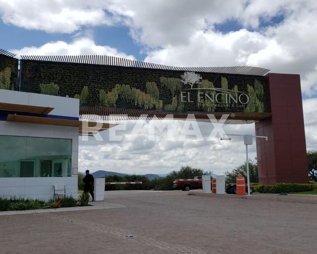 Terreno en esquina junto a campo de golf en El Encino Residencial & Golf Huimilpan – Venta