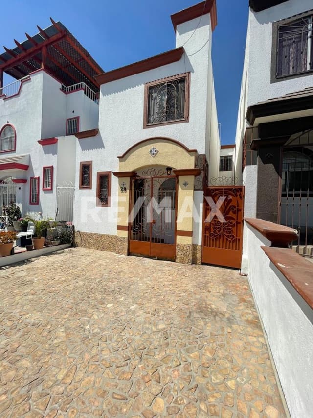 CASA EN VENTA. en Jardines de Aguacaliente. Tijuana, Baja California.