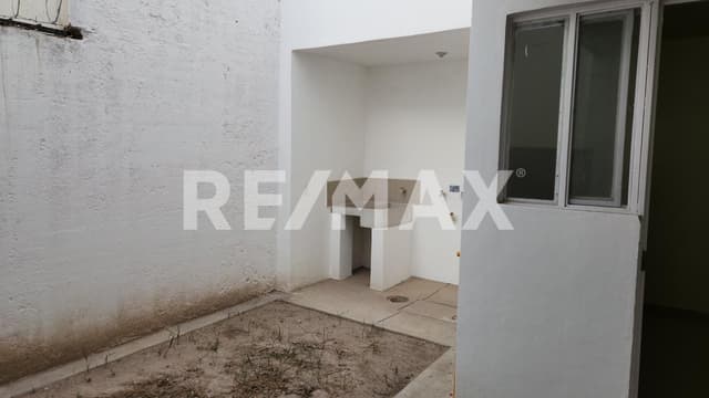 Se vende casa al sur de la ciudad, en el Fraccionamiento Benito Juárez.