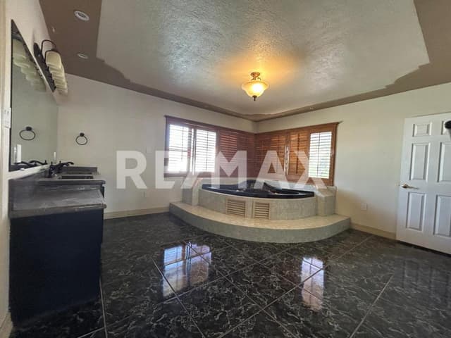 AMPLIA RESIDENCIA EN VENTA EN COUNTRY RAQUET CLUB