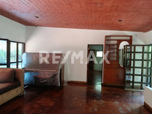 Gran oportunidad de inversión en terreno con casa para remodelar, Lomas de Jiutepec, Jiutepec, Morelos...Clave 5828