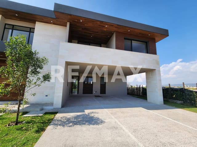 Casa en Venta con recámara en planta baja en El Campanario