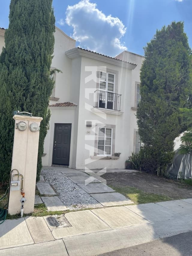 CASA EN RENTA EL REFUGIO(VILLA ROMANA)