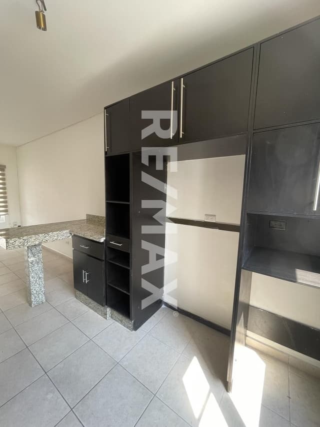 CASA EN RENTA EL REFUGIO(VILLA ROMANA)