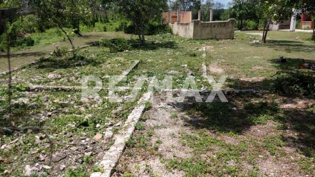 Amplio terreno a pie de carretera en Dzununcan
