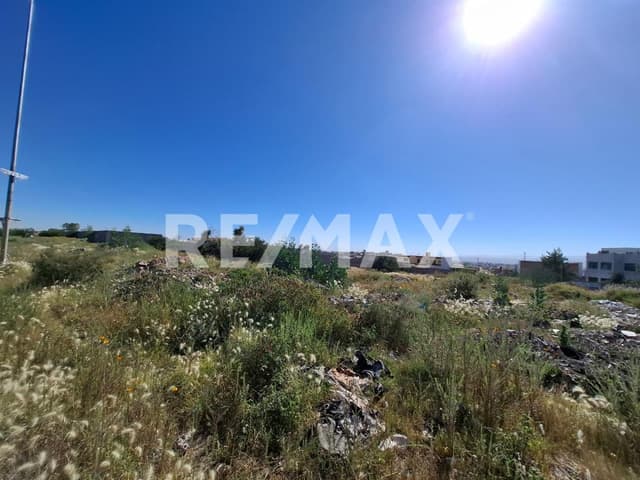 Terreno Comercial en Venta – ¡Ubicación Estratégica! Excelente oportunidad de inversión en una de las zonas con mayor crecimiento de Durango. A solo 5 minutos del Parque Sahuatoba y cercano al Instituto Cumbres, este terreno ofrece una ubicación privileg