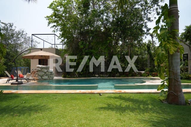 LUJOSA RESIDENCIA EN VENTA EN EXCLUSIVA PRIVADA EN ZONA NORTE DE MÉRIDA