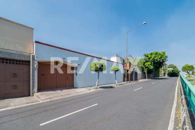 Se vende casa con Alberca en Las Águilas