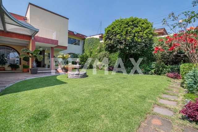 Se vende casa con Alberca en Las Águilas