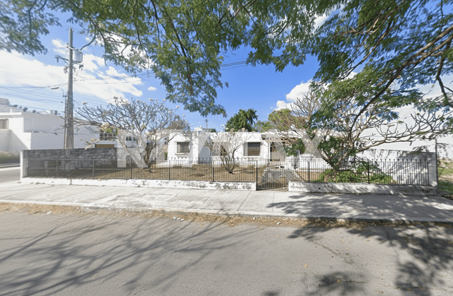 Casa en esquina sobre avenida