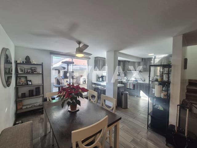 Venta de Casa de 2 Niveles en Tijuana