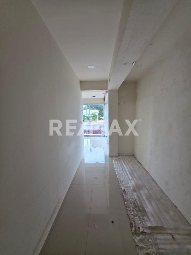 Local sobre calle principal y a 2 calles de avenida