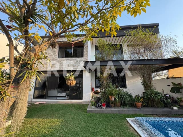 Venta de casa dentro de fraccionamiento en Acapatzingo, Cuernavaca, Morelos...Clave 6136