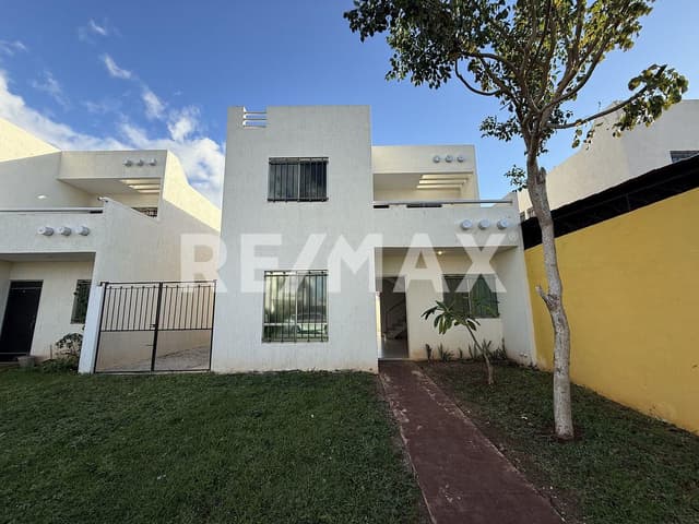 Casa Equipada en Las Américas | 3 Recámaras | Amplio Terreno de 200 m²