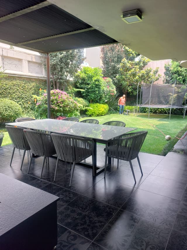 Casa totalmente remodelada en venta en Bosques de las Lomas 4 recámaras