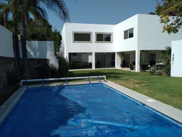 Moderna casa al norte de Cuernavaca