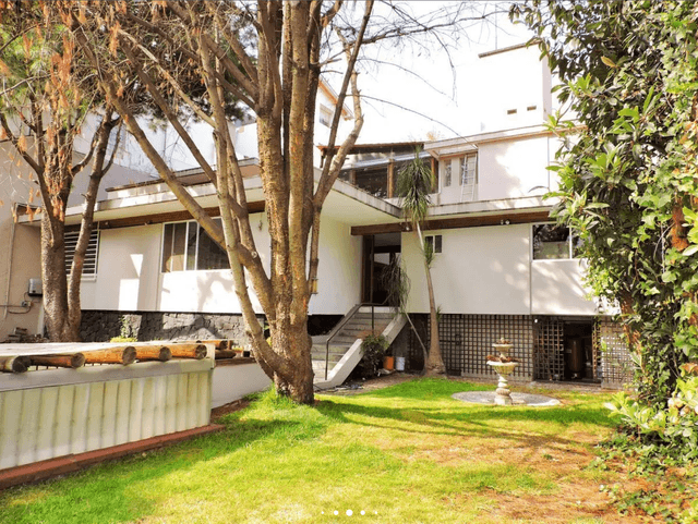 Casa de lujo en La Herradura con amplio jardín y paneles solares.