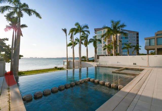Casa en Punta Dorada con muelle privado