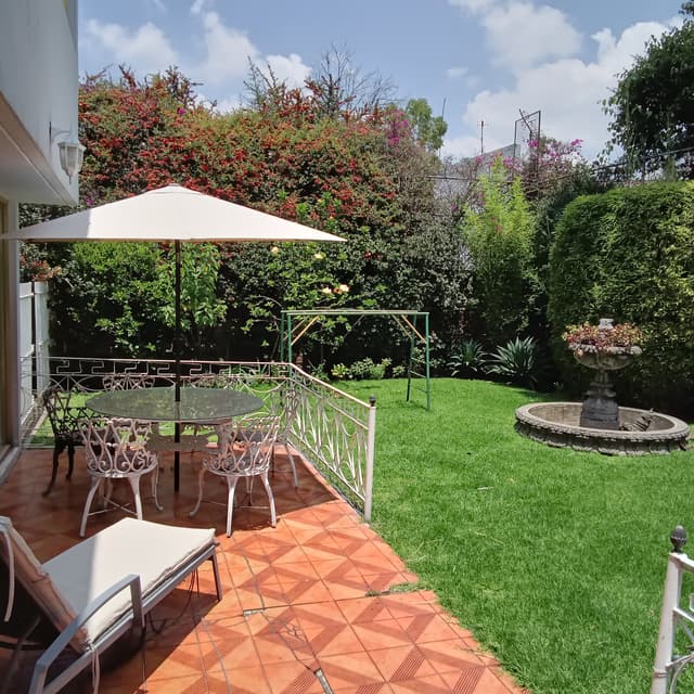 Se vende Casa con hermoso jardín en Bosques de la Herradura