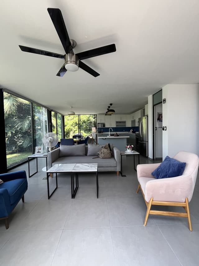 Casa moderna en venta en club de golf San Gaspar con seguridad