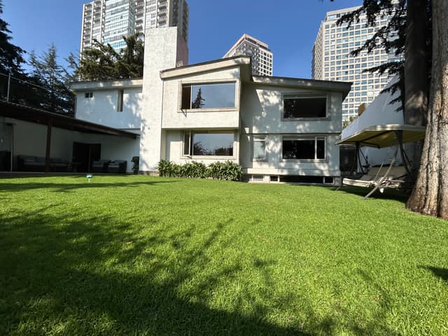 Casa en venta en Contadero, rodeada de arboles y cerca del corazón de Santa fe.
