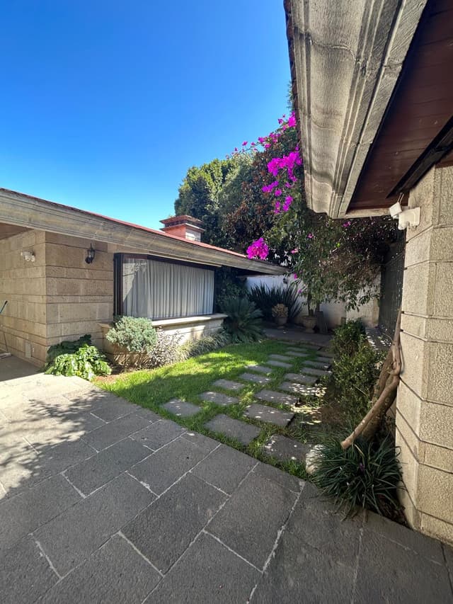 Casa en venta en Bosques de las Lomas 4 Recámaras REMODELAR