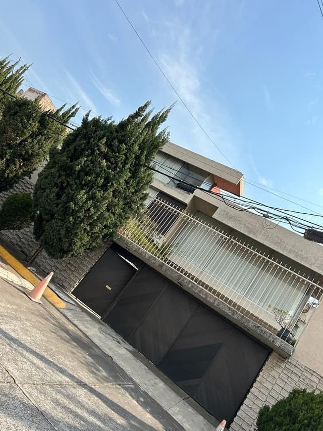 Casa en Esquina con Gran Potencial en Cerrada con Vigilancia – Lomas de Tecamachalco