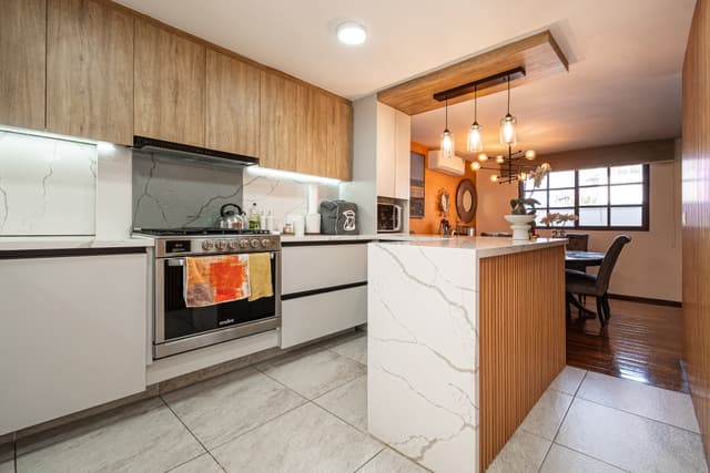 Venta de gran casa remodelada de 2 niveles, en privada con seguridad