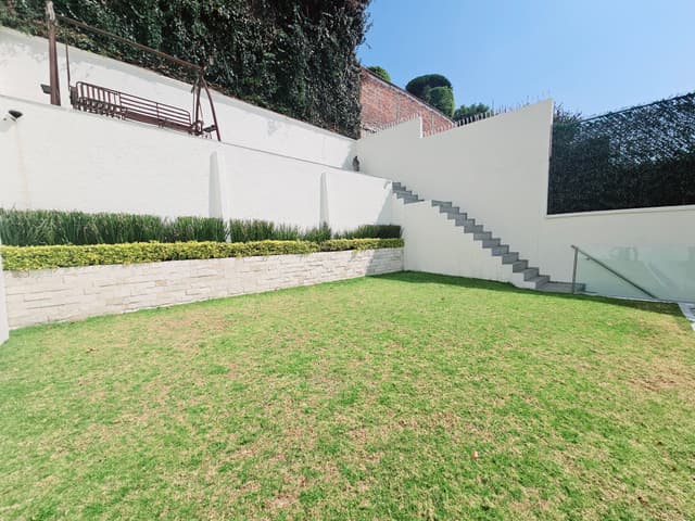 CASA EN LAS AGUILAS CON JARDIN