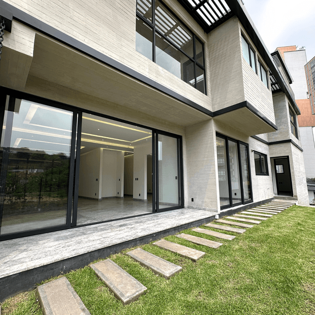 Casa Nueva en Venta en Bosque Real | 4 Recámaras + Roof Garden + Jardín