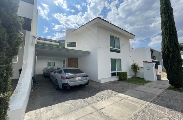 CASA MODERNA CON ELEMENTOS TECNOLOGICOS EN ARBOLADA BOSQUES DE SANTA ANITA COTO 2