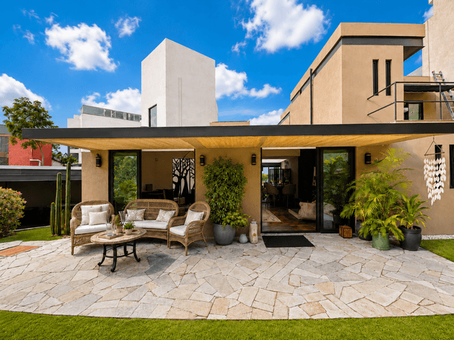 Venta Casa Moderna con Jardín en San Jerónimo | 6 estacionamientos