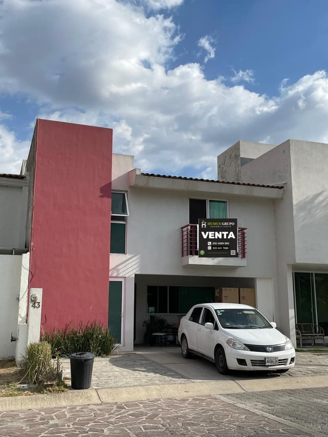 CASA EN VENTA EN FRACCIONAMIENTO CASA FUERTE