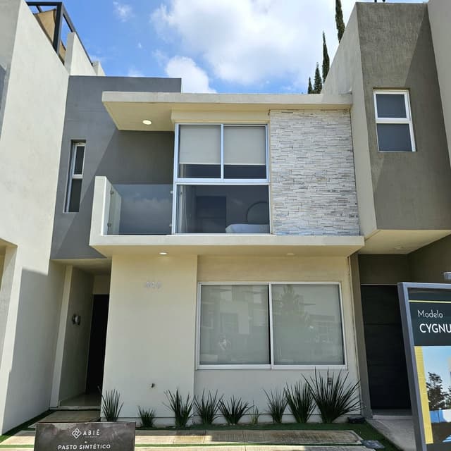 CASA EN CONDOMINIO EN VENTA ZONA VALLE IMPERIAL CON RECAMARA EN PB