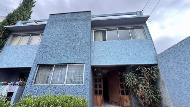CASA EN VENTA PARA REMODELAR EN LAS AGUILAS, 120M2 DE JARDÍN PRIVADO