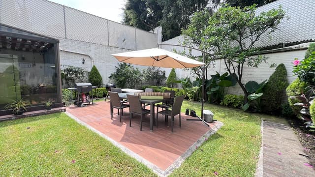 CASA EN VENTA EN COYOACÁN, JARDÍN DE 60M2 Y ESTACIONAMIENTO PARA 8 AUTOS