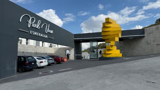 DEPARTAMENTO EN VENTA EN PARK VIEW ESMERALDA CON 2 ESTACIONAMIENTOS