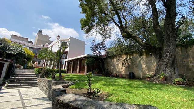 CASA EN VENTA EN DESIERTO DE LOS LEONES, PARTE BAJA 697m2 DE TERRENO