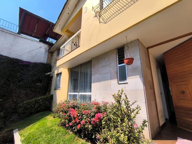 CASA CON JARDIN EN VENTA EN LOMAS DE AXOMIATLA