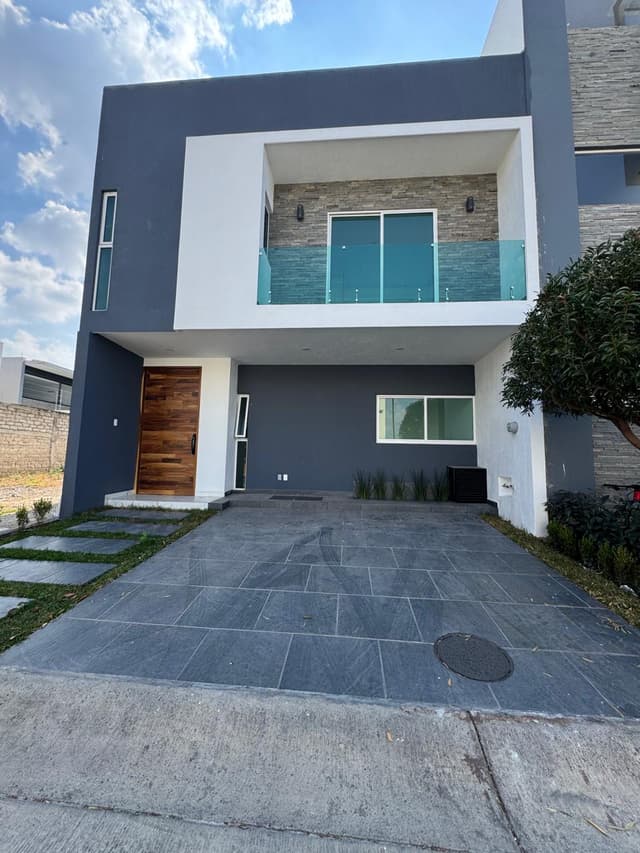 CASA EN VENTA EN VALLE IMPERIAL CON ESTUDIO O RECAMARA EN PB, ROOF GARDEN.