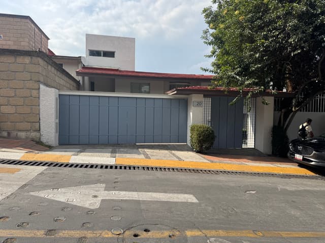 Casa en venta en calle con pluma de vijilancia Lomas de las Palmas, Interlomas