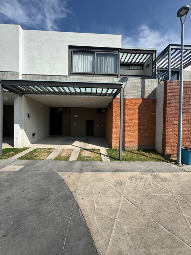 CASA EN VENTA EN ZONA SUR DE GUADALAJARA, EN SIBARIA RESIDENCIAL
