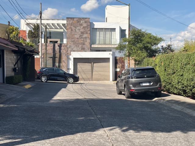 Casa en venta en Lomas de Tecamachalco doble cerrada