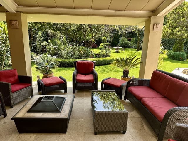 VENTA DE CASA EN JARDINES DEL PEDREGAL CON JARDIN PLANO HERMOSO