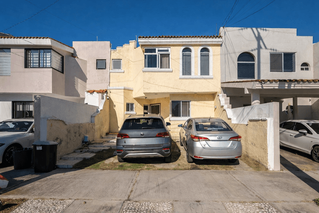 Casa en venta dentro de coto en Jardines Vallarta