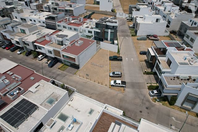 Terreno en venta junto al Parque Metropolitano en Condominio Crisantemos, Zapopan