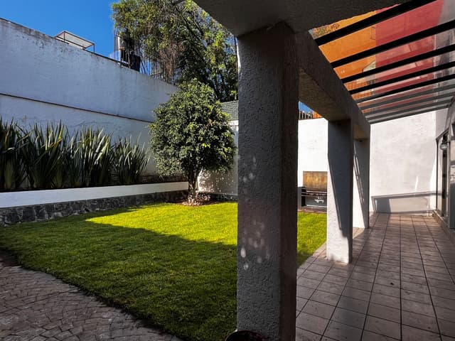 Parte Baja de Las Aguilas Casa 4 recamaras con vestidor y baño propio y jardín.