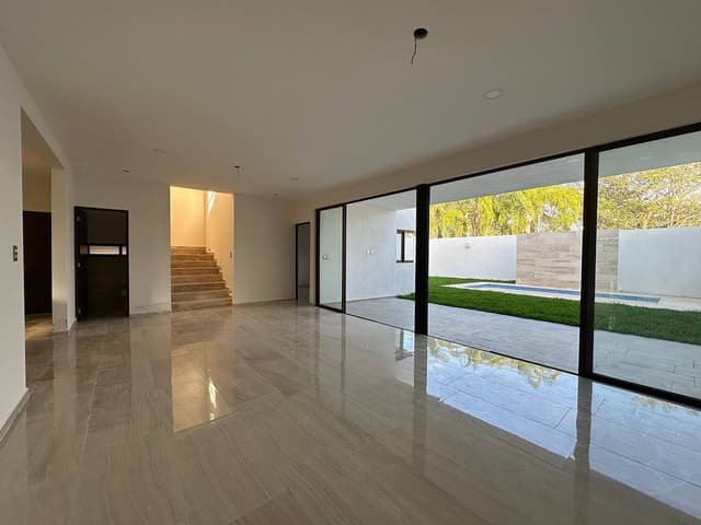 Venta de Casa Residencial en Privada de 4 Hab en Cholul con amenidades