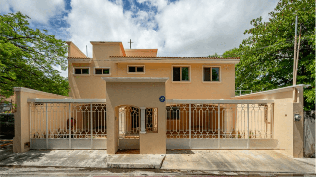 Venta de Casa Residencial en Felipe Carrillo Nte. de 4 Habitaciones con piscina